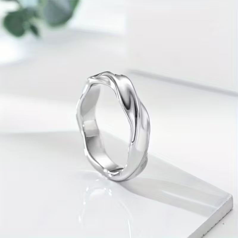 Chic Titanium Steel Möbius Ring – Versatile Fashion Band for Daily Wear & Parties